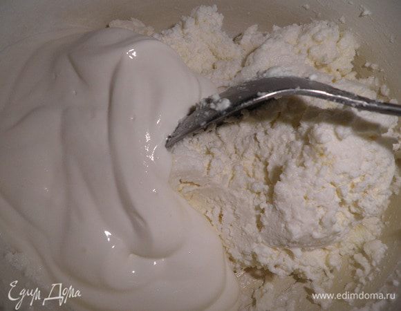 Смешать миксером творог и сметану.

