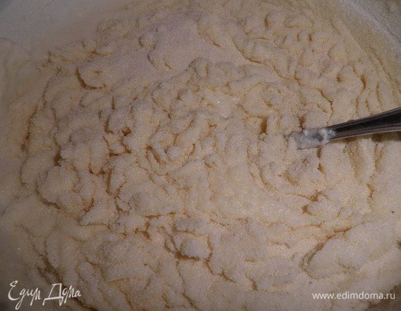 В полученную массу добавить яйцо,разрыхлитель теста, сахар, манную крупу, постоянно перемешивая миксером.

