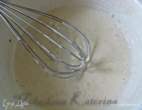 Сперва необходимо приготовить tangzhong. Для этого в таре соединить муку, молоко и воду. Расколотить венчиком, чтобы не было комков. Поставить на медленный огонь и постоянно помешивая варить, пока смесь не загустеет, она должна быть похожа на клейстер (занимает 2-3 минуты). Снять с огня, дать остыть. 