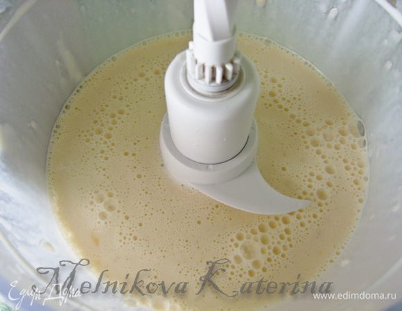 Тесто я замешивала в кухонной комбайне насадкой-тестомешалкой. Конечно, можно замешивать и собственноручно. Сперва нужно смешать яйцо, молоко, сливки и компонент tangzhong. 