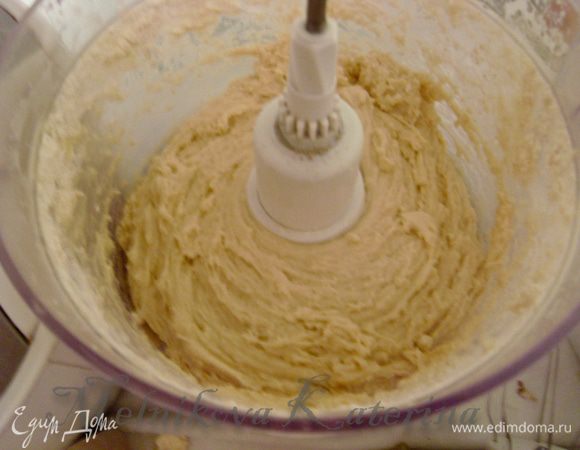 Затем добавить сахар, соль, половину муки, дрожжи. Вымешивать около двух минут. 