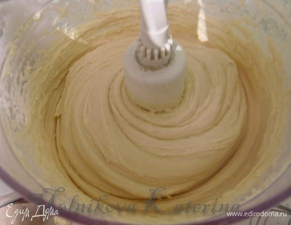 Добавить мягкое масло и вымешивать несколько минут. Тесто должно быть однородным, но липким. 