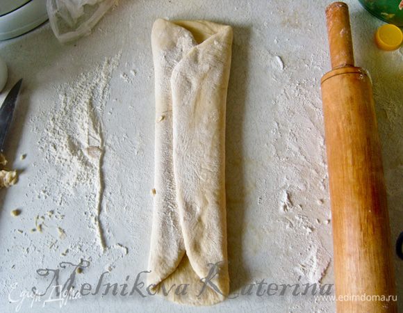 Заворачиваем  правую часть по направлению к центру. 