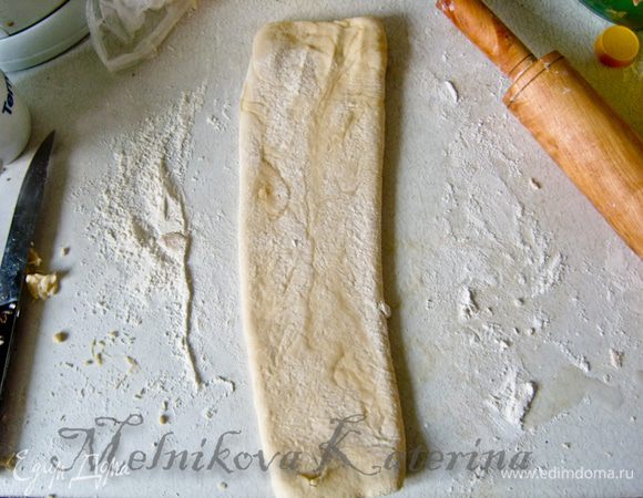 Переворачиваем тесто швами вниз. Скалкой слегка "проходимся" по обратной стороне. 