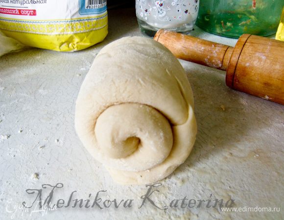 Сворачиваем овал в улитку. Выкладываем в форму для запекания, предварительно смазанную растительным маслом. 