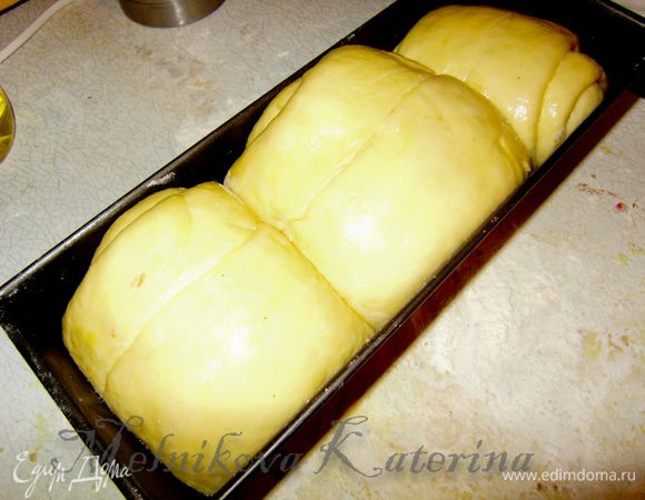 Накрыть полотенцем и поставить в укромное и теплое место на 30-40 минут. После подхода смазать при желании яйцом, немного взбитым вилкой. 