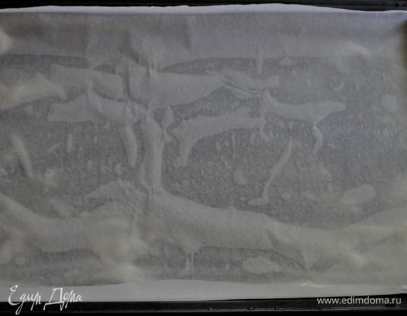 Разогреть духовку до 180гр.
Смазать противень маслом, застелить пергаментной бумагой; смазать пергамент маслом и посыпать 1 ст л муки (размер противня 45x30x2.5-см  можно использовать 38×25-см, бисквит будет потолще).