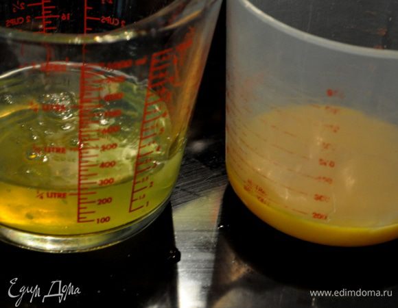 Отделить белки от желтков в разную посуду.Белки поставить в холодильник на время.