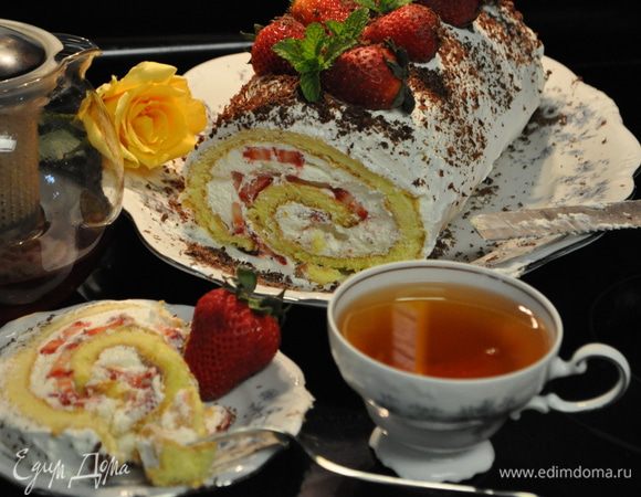 Готовый рулет -торт поставить в холодильник на 2-3 часа или на ночь.Подавать к столу ,разрезав на порционные кусочки.