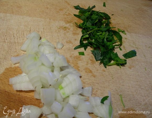 Мелко режем лук и эстрагон. Грибы режем тонкими пластинами или кубиками (у меня они уже продавались порезанными).