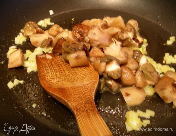 Разогреваем 1.5 ст.л. сливочного масла, обжариваем лук 3-4 минуты, добавив немного соли и перца (1/4 и 1/8 ч.л.). Добавляем грибы и готовим еще минут 5. 
