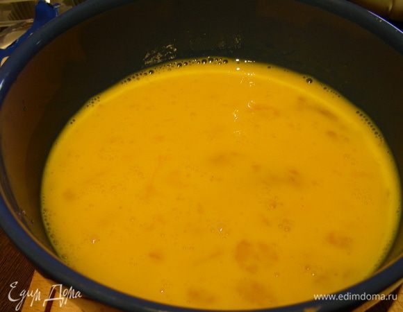 В это время слегка взбиваем вилкой яйца+1/4 ч.л. соли+1/8 ч.л. перца.

