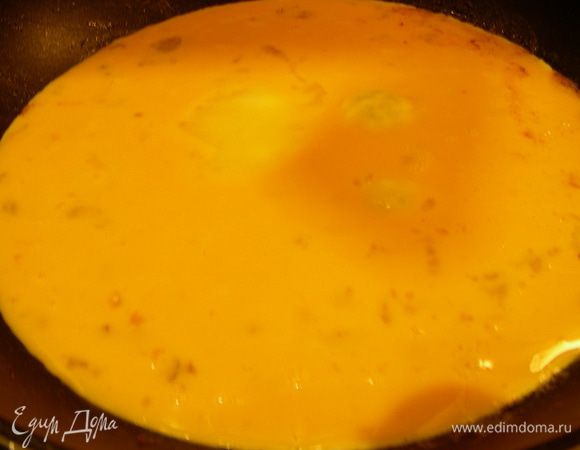 В той же сковороде разогреваем оставшееся масло, выливаем туда яйца и готовим до загустения омлета (здесь можно регулировать в зависимости от того, насколько жидким Вы его любите). 
