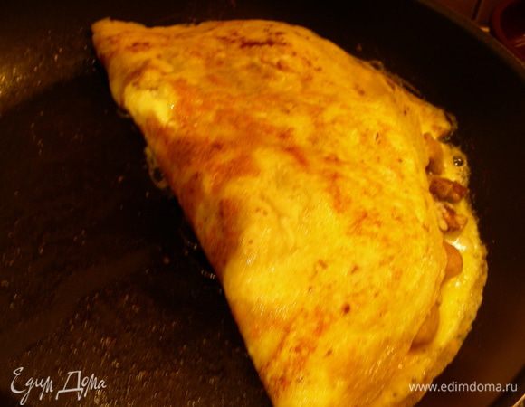 Затем осторожно поддеваем вторую половину лопаткой и накрываем начинку. Можно проготовить на небольшом огне еще пару минут.