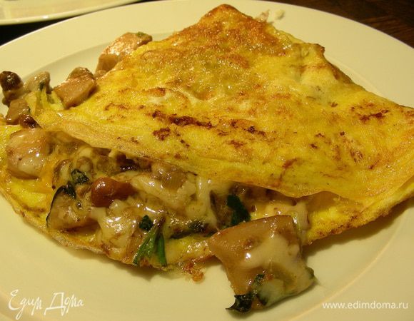 Разрезаем омлет на порционные кусочки, аккуратно раскладываем по тарелкам и подаем. Приятного аппетита))