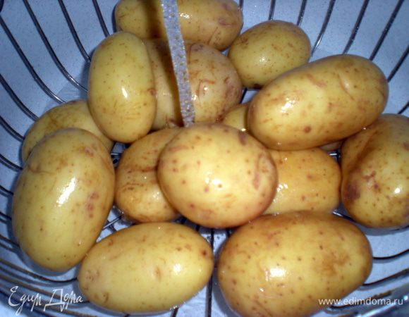 Картофель нужно брать примерно одного размера,чтобы вовремя запекания пропеклись все клубни максимально равномерно.Хорошенько моем со щеточкой.Затем высушить бумажным полотенцем.Противень застелить бумагой для выпечки,выложить картофель,сбрызнув его маслом.Запекать при 180-200гр около часа.