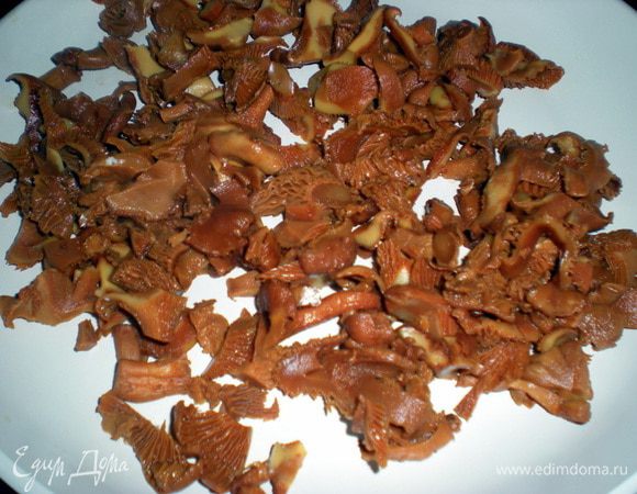 Грибы(у меня были замороженные лисички)предварительно отварить,в конце варки посолить.Если у вас шампиньоны,то обойдёмся без варки.Промыть,помельче порезать и обжарить сначала на сухой сковороде,чтобы выпарить лишнюю влагу.