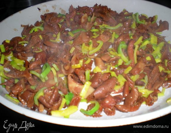 Налить в сковороду с грибами немного масла и выложить туда лук.Обжарить не увлекаясь,только чтобы грибы с лучком подружились.