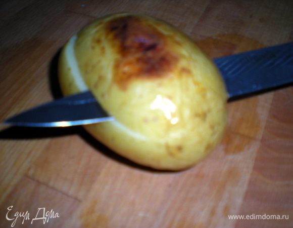Картошка испеклась.Берём картошину и срезаем с неё шляпку,примерно на 1/3.Аккуратно картофель дико горячий!