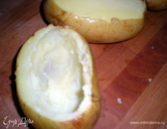 Затем ложкой аккуратненько,не до фанатизма вылущиваем серединку.У молодого картофеля очень нежная кожица,но если даже в каком то месте порвалась,то не беда.Её можно положить в лодочку из фольги.