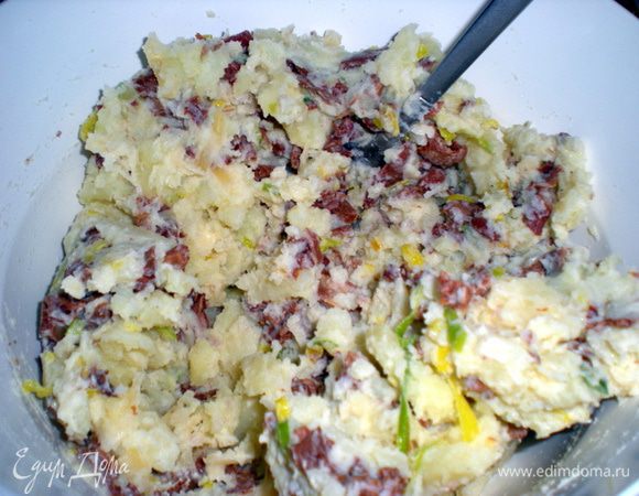 Картофель вытащенный из клубней размять вилкой,добавить к нему сметану,сыр(немного оставьте) и грибы с луком.Перемешать.