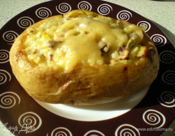 Наполнить картошки-лодочки начинкой.Запекать при 180гр минут 15-20,затем вытащить и посыпать сверху оставшимся сыром.Запечь ещё несколько минут,чтобы сыр сверху расплавился.