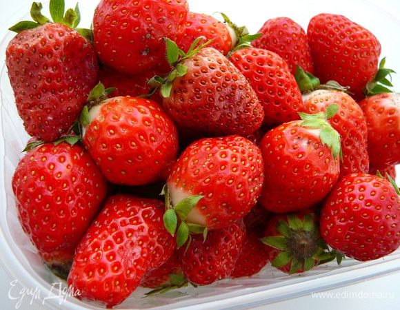 250гр.клубники пюрировать в блендере с добавлением 150гр.сахара.