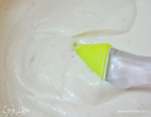 Влить желатин в сливки,перемешать миксером.