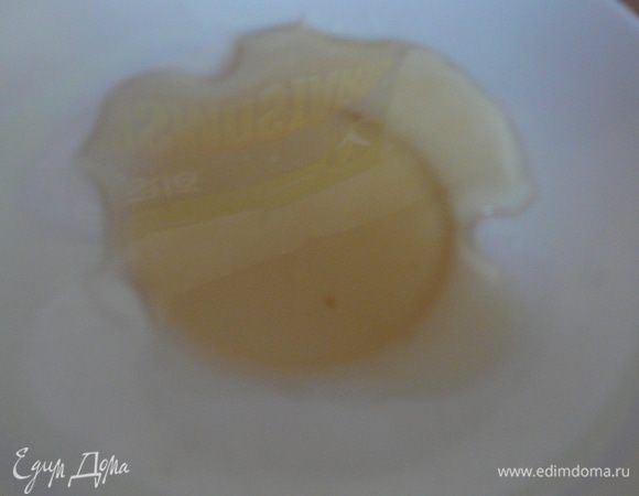 Приготовить сироп из ванильного сахара и 5 ст.л.теплой воды.