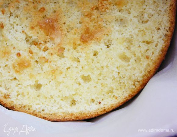 Форму в которой выпекался бисквит заселить пергаментом,бока формы так же проложить пергаментом.Уложить бисквит,пропитать его ванильным сиропом.