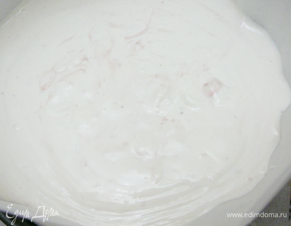 Вылить на бисквит сливочно-клубничный крем. Поставить в холодильник на ночь.