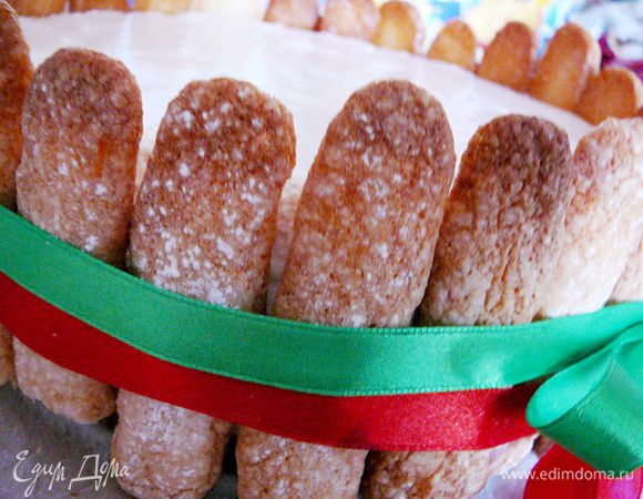 По краям,вокруг приклеить "Савоярди",закрепив их ленточкой.