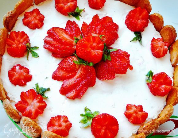 Верх шарлотки украсить оставшейся клубникой.