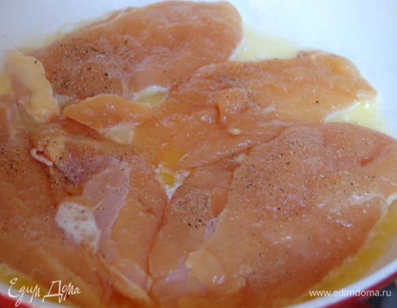 Растопить в сковороде 10г сливочного масла и обжарить филе по 2 мин. с каждой стороны до золотистого цвета.Посолить и поперчить.Снять с огня.