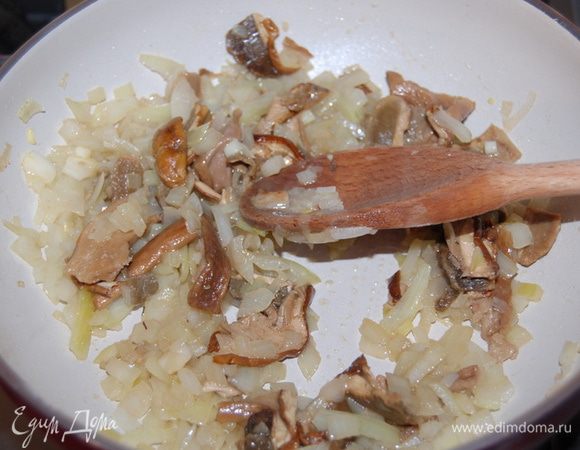 В другой посуде слегка обжарить лук с оставшимся маслом,добавить грибы,соль и сливки,довести до кипения.