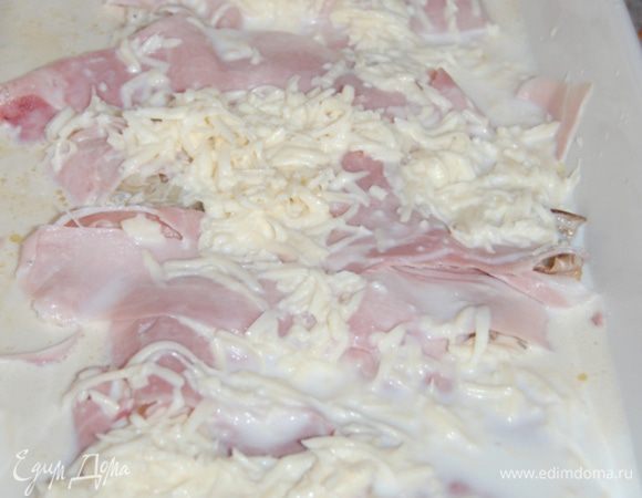 Взять керамическую посуду или 4 маленьких кокотницы,положить в каждое обжаренное филе,сверху положить грибную смесь,затем ветчину или прошутто и залить все готовой яичной смесью.Сверху распределить зеленый горошек.