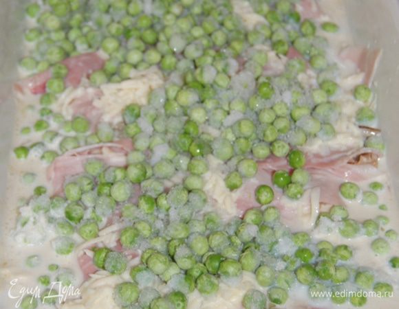 Поставить блюдо на противень,заполненный наполовину горячей водой и запекать в предварительно разогретой до 180 градусов духовке 15 минут.