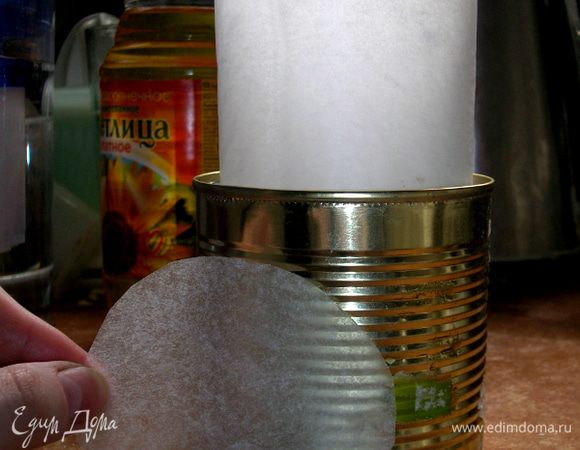 Замачиваем изюм, обсушиваем, обваливаем в муке немного. Вмешиваем в тесто. Раскладываем порционно по банкам-формам.

Банка-форма: на дно положить бумагу, а то прилипнет - вырезать круг. Лист бумаги вдвое выше банки кладем так же.

Ждем опять, когда тесто поднимется минимум вдвое =)