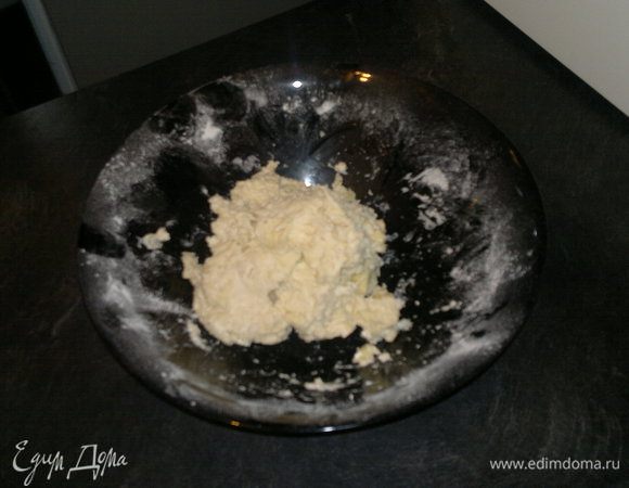 Готовим тесто. Муку просеиваем, добавляем дрожжи, соль, растительное масло, воду. Все замешиваем.