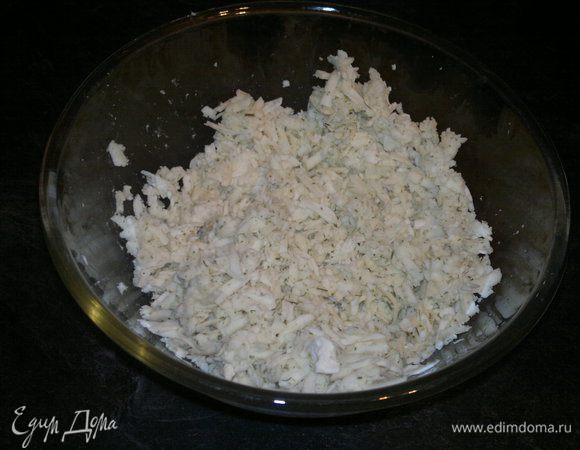 Пока тесто в холодильнике, сыр натираем на терке.