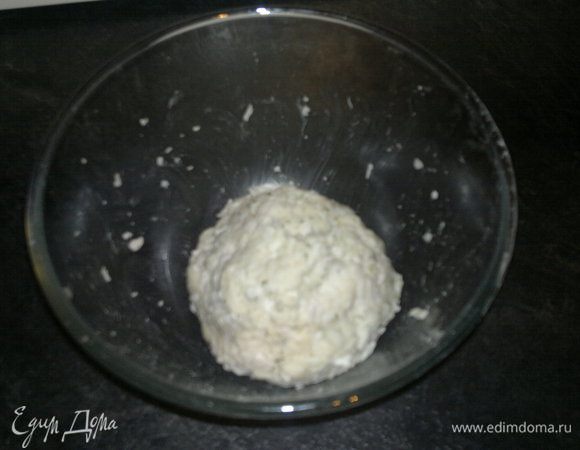 Из натертого сыра лепим колобок.