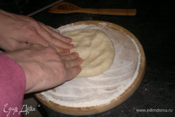 Достаем наше остывшее тесто и начинаем его.... даже не скажу раскатывать, скорее разминать руками, примерно вот так: