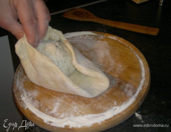 Когда мы получили рукотоворный блин из теста укладываем сырный колобок по центру и пытаемся одеть его в наш блин. Лично у меня это получилось со второго раза. 