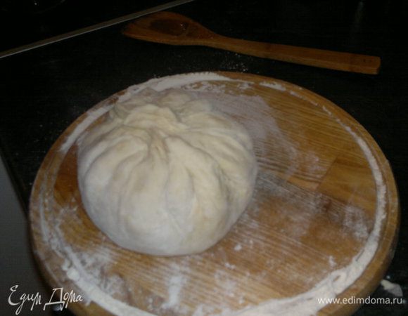 Теперь делаем уже знакомые действия - сырный колобок, одетый в тесто опять разминаем руками.