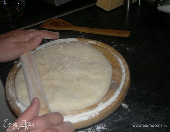 Уже когда размяли руками и получили лепешку можно скалкой довести эту лепешку до толщины 1-1,5 см.