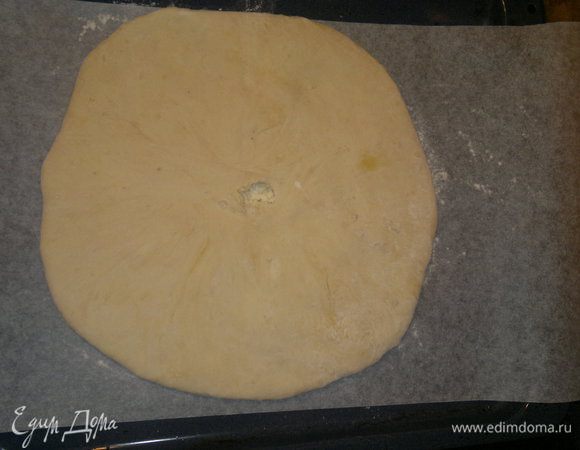 В лепешке делаем по центру дырку, чтоб во время запекания тесто не порвалось. (отдельное удовольствие для меня было наблюдать как тесто "дышало" в духовке). Духовку разограваем до 200-220 и помещаем в нее хачапури на ..... ( а вот тут я воодчию увидел теорию относительности). Когда готовил мой друг, то  на запекание у него ушло всего 5 минут, моя же духовка боролась с хачапури около 15 минут.