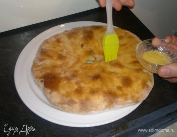 Ну и как завершение всего: достаем готовый хачапури из духовки, смазываем растопленным маслом и подаем. Приятного аппетита.