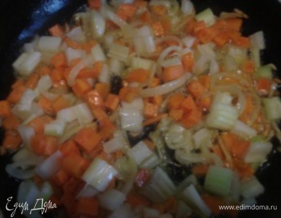 Добавьте морковь с сельдереем и тушите еще 10 минут.