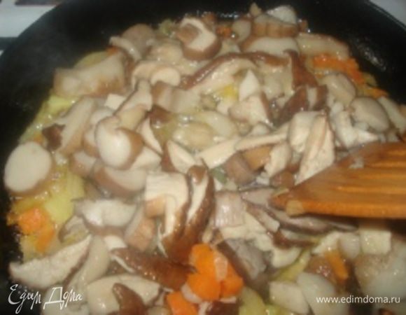 Грибы нарежьте на кусочки и добавьте к овощам, тушите еще 10 минут.