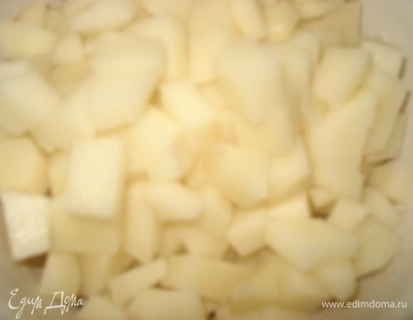 Пока тушатся грибы с овощами, нарежьте картофель на средние кубики и добавьте в кипящий бульон.